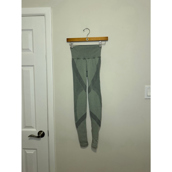 Women’s Lululemon mint green leggings size 4 - Picture 1 of 5